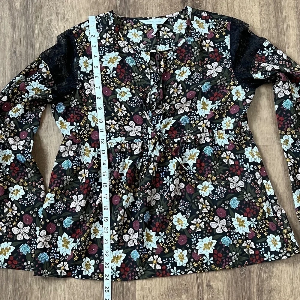 BCBGeneration Floral Lace Shoulder top Sz S